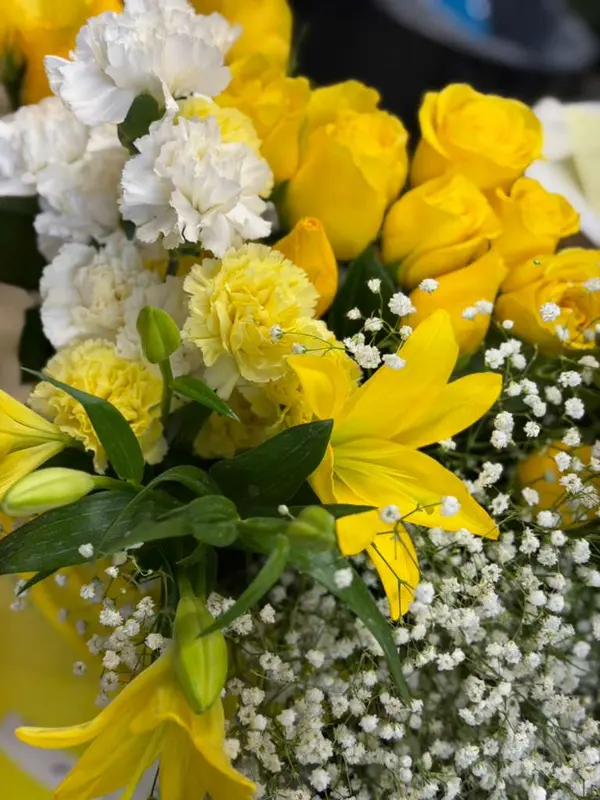 Rosas amarillas, claveles blancos y nube