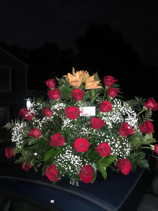Arreglo grande de rosas rojas y nube de noche