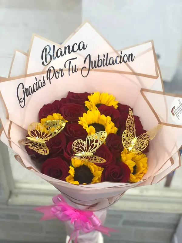 Ramo de rosas rojas y girasoles con mariposas y banda 'Gracias Por Tu Jubilación'