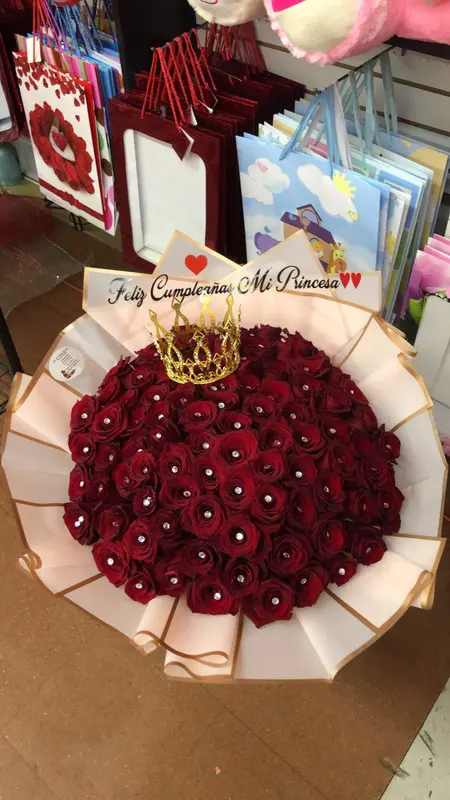 Ramo de rosas rojas con corona dorada y banda 'Feliz Cumpleaños Mi Princesa'