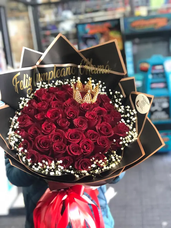 Ramo de 50 rosas rojas con corona dorada y banda 'Feliz Cumpleaños Mamá' en papel negro