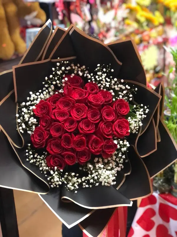 Ramo de rosas rojas con nube en papel negro con filo dorado