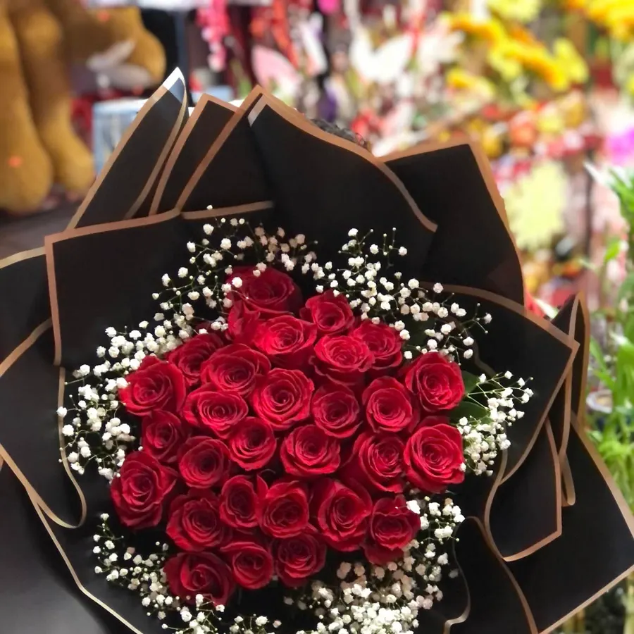 Rosas rojas en papel negro con nube: ramo de amor y aniversario