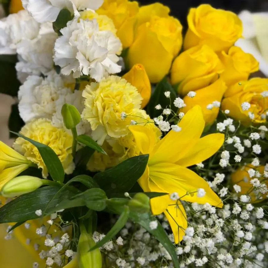 Rosas amarillas y claveles blancos con nube: flores para bautizo