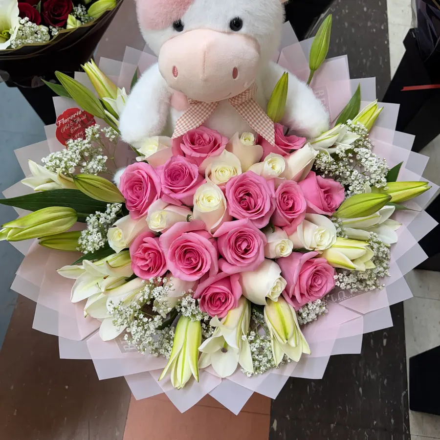 Ramo de rosas rosadas y lirios blancos: wedding flowers Richmond VA