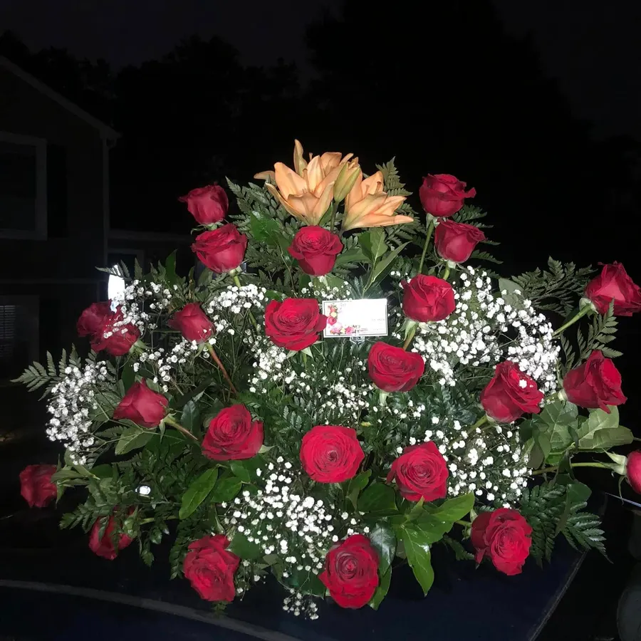 Arreglo grande de rosas rojas y nube: arreglo de condolencias