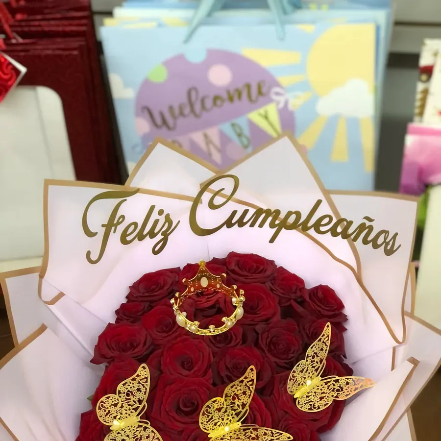 Ramo de rosas rojas con banda dorada 'Feliz Cumpleaños' y mariposas