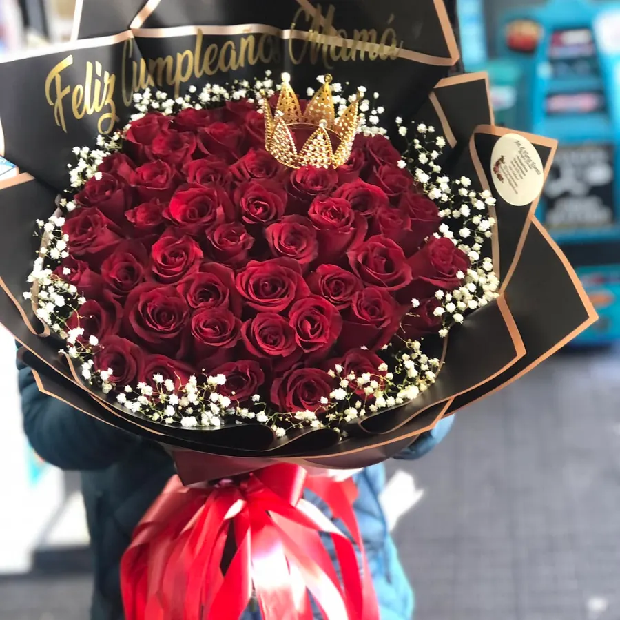 Ramo grande de rosas rojas con corona y banda 'Mamá': Día de las Madres