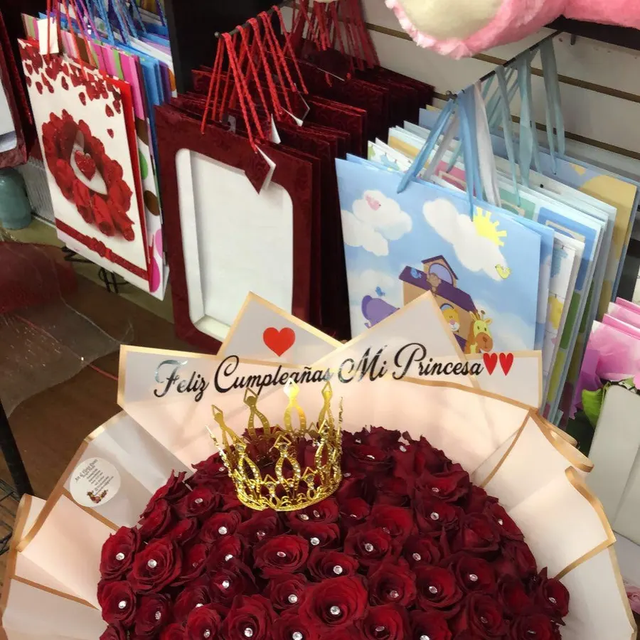 Rosas rojas con corona dorada y banda 'Mi Princesa': flores para quinceañera en Richmond VA