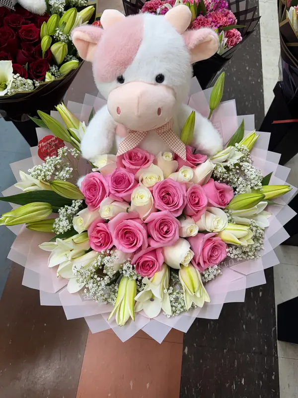 Ramo de rosas rosadas y lirios con peluche de vaquita